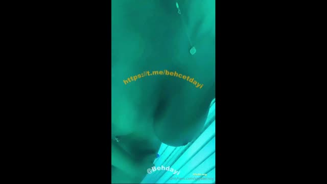 Ceyda Ersoy: Yesil Dekolteyle Göğüslerini Bastırıyor | HD İzle