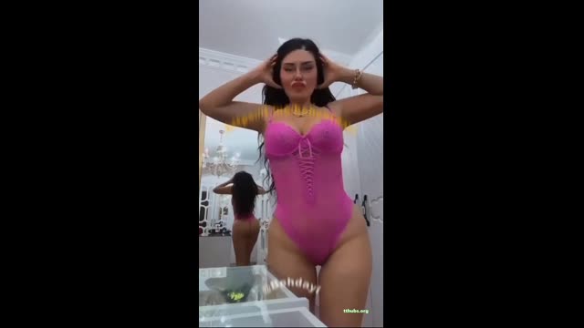 Ebru Polat İfşa Videosu · Pembe Bodysuit İle Kalça One Çıkarıyor