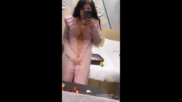 Pembe Robe İle Gogsunu Acik İfşa — Ebru Polat Türk İfşa